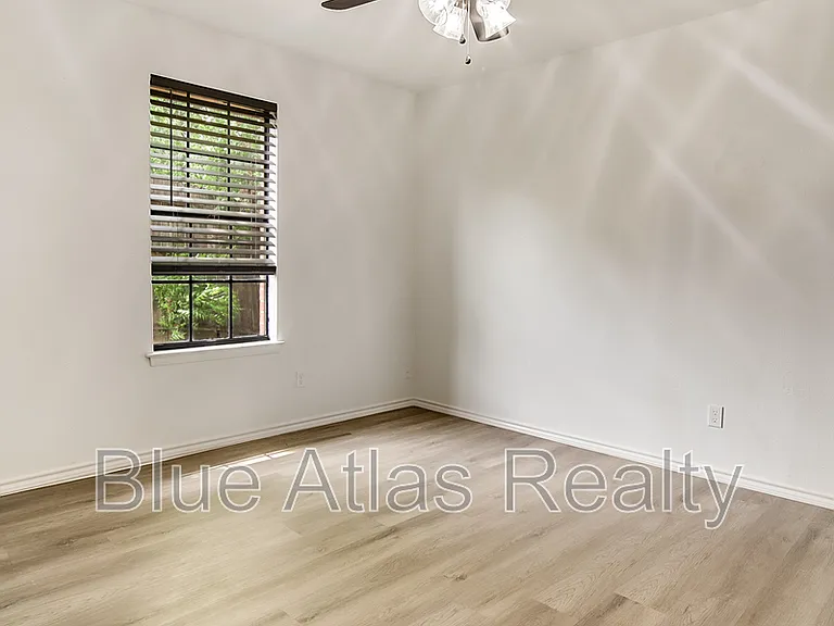 1329 E Windsor Dr — Photo 16
