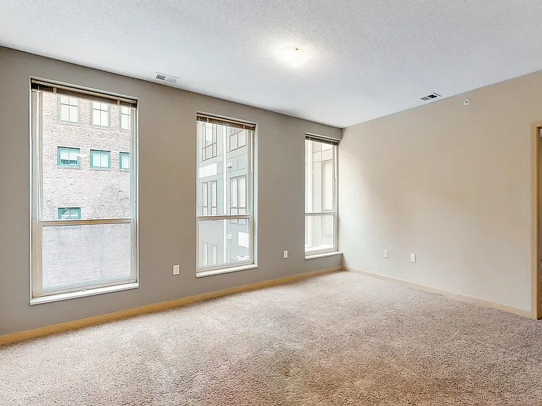 L14 Flats — Photo 81