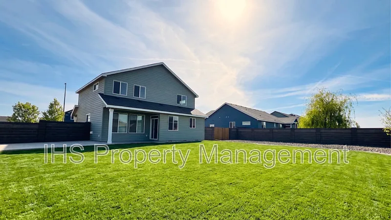 4 bed, 2.5 bath, 2100 sqft, $2,695 — Photo 2