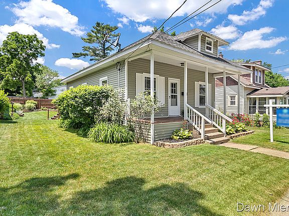 4th image of 2027 Prospect Ave NE