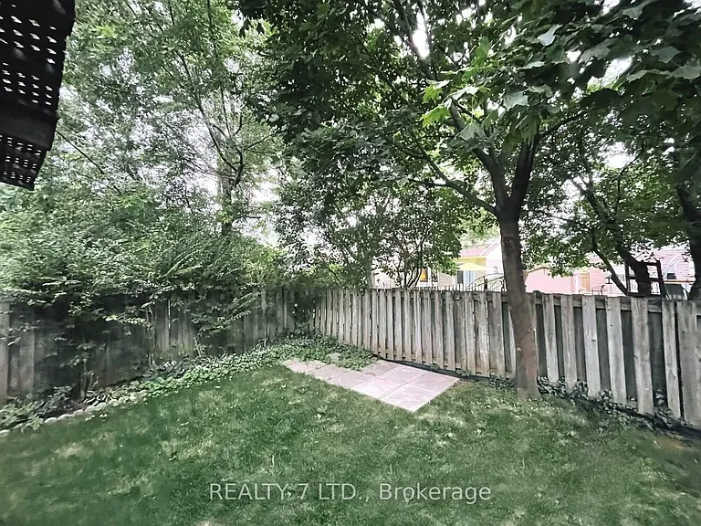 551 Hayward Cres #3 — Photo 16
