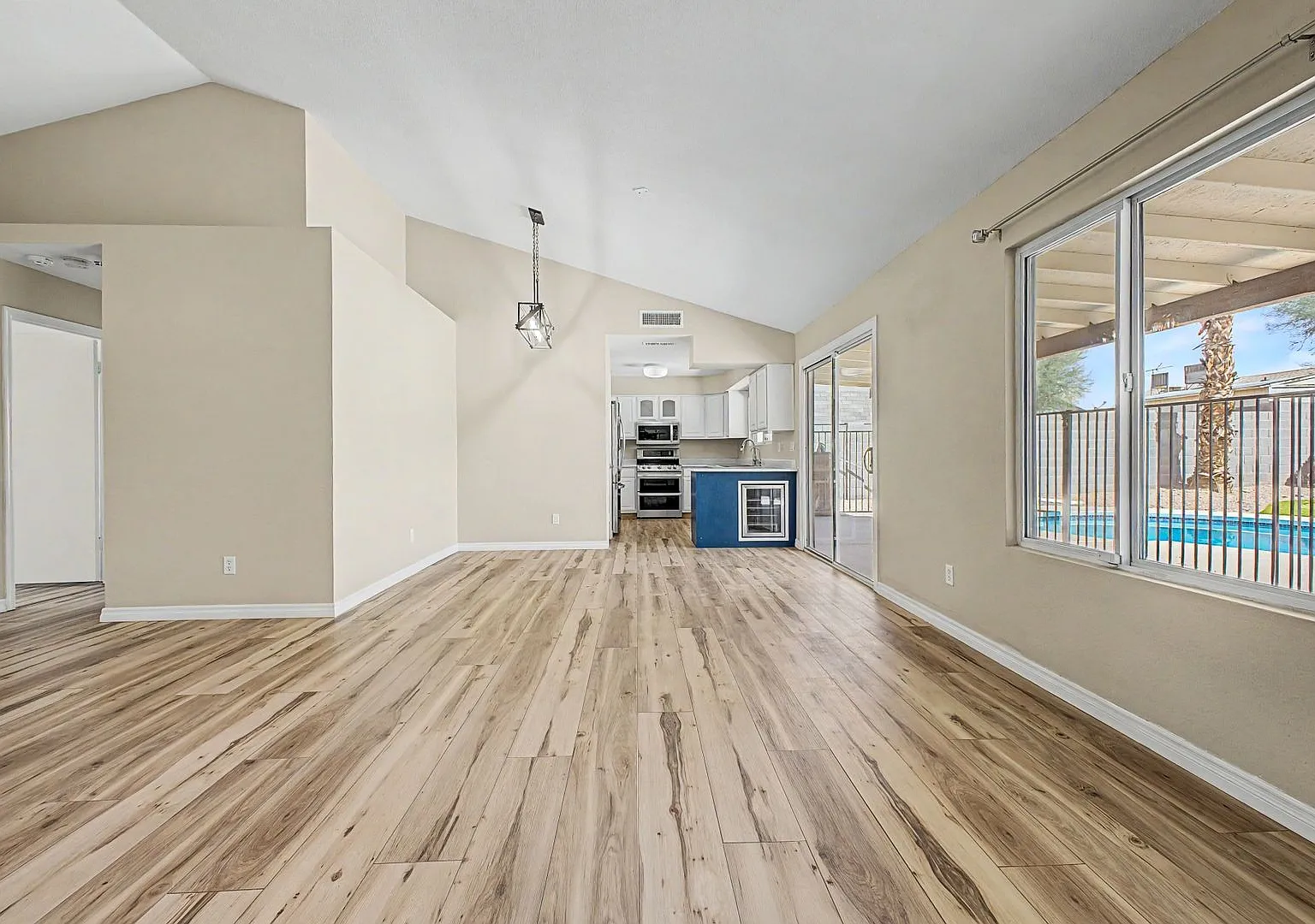 Non HOA 4 Bedroom, 2 Bathroom with Pool in Phoenix — Photo 3