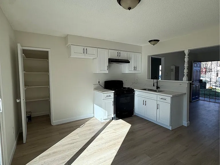 558 S Benjamin St — Photo 13