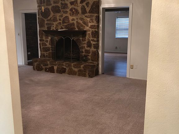 4th image of 2211 S Hickory Pl