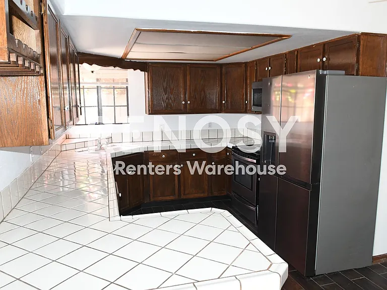 325 W Highland Ave — Photo 10