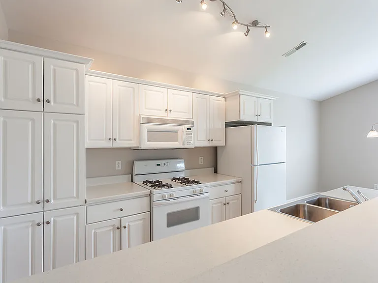 Oakmonte Apartment Homes — Photo 16