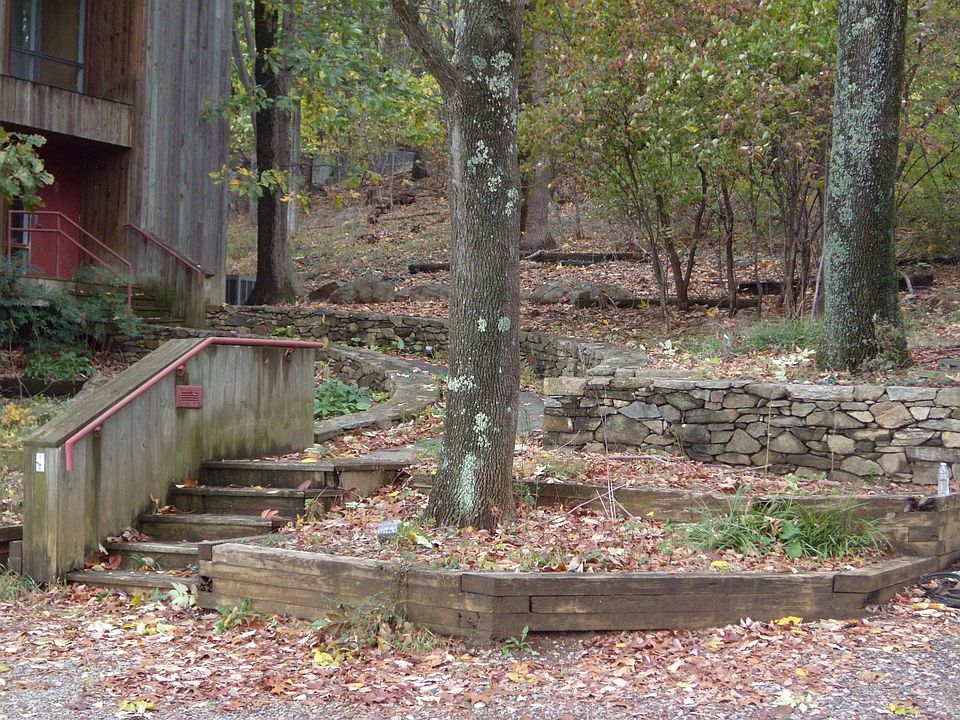 Garden/Stone walls at Entrance