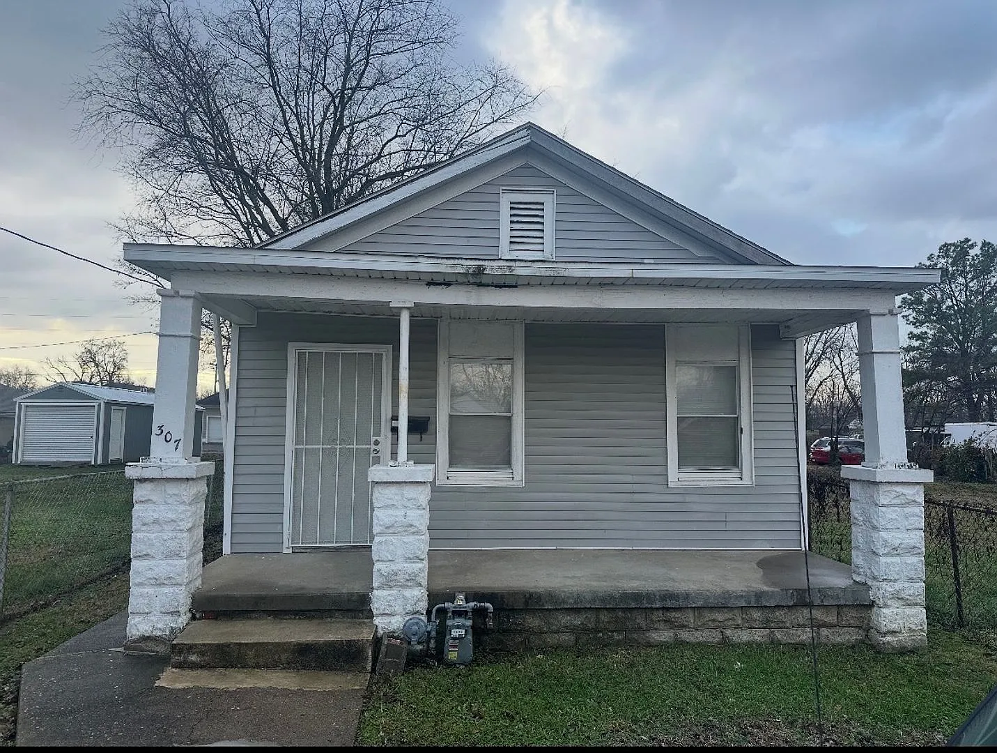 One bedroom — Photo 1