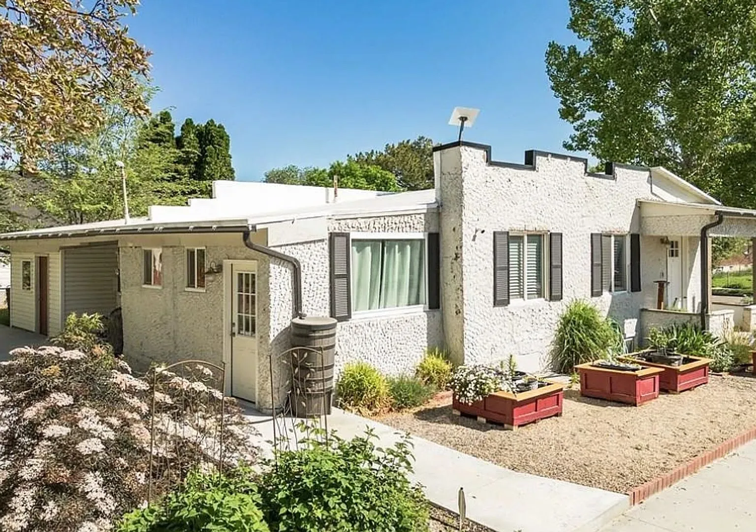Adorable Three-bedroom home! Centrally Located — Photo 3