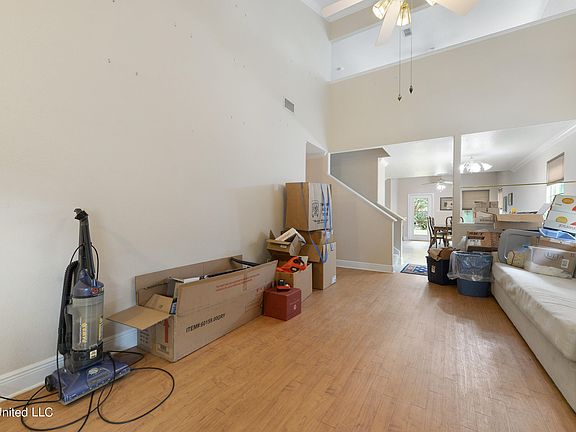 4th image of 11040 Oakcrest Dr