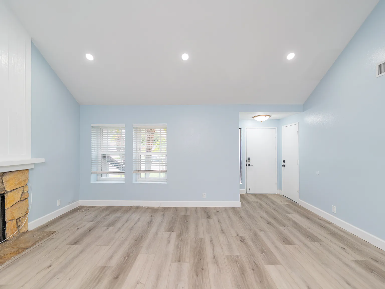 4 bed, 1856 sqft, $5,700 — Photo 4
