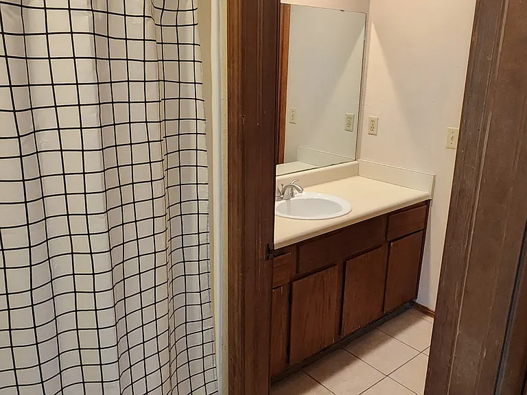 Jack n Jill full bath upstairs
