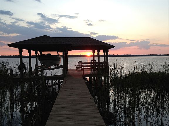 Covered boat dock w/ lift
