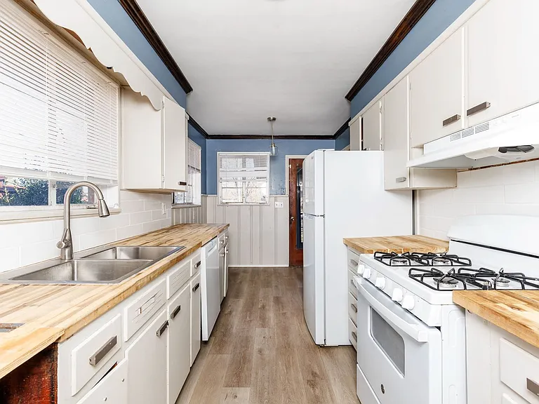4329 Harmon St — Photo 9