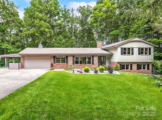 669 Country Club Dr, Waynesville, NC 28786