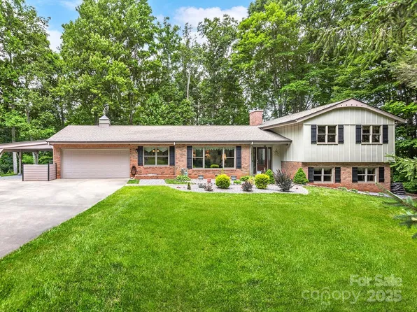 669 Country Club Dr, Waynesville, NC 28786