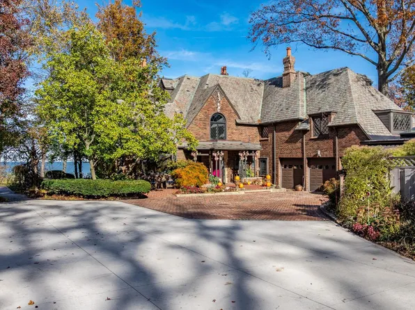 13904 Edgewater Dr, Lakewood, OH 44107