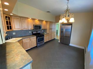 39 Michigan Dr, Hicksville, NY 11801