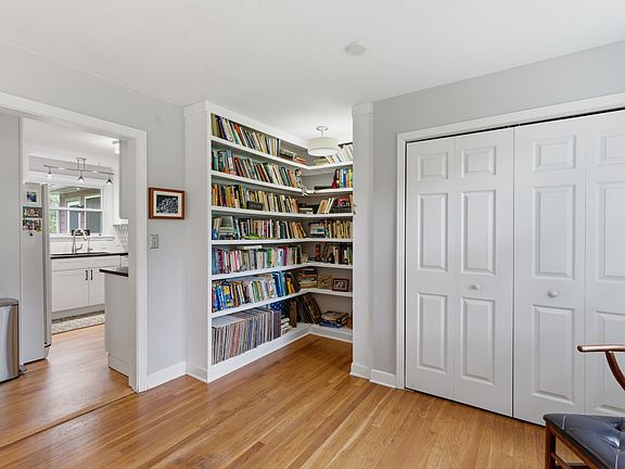 5th image of 401 Fieldcrest Dr