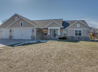 N1061 Glennview Dr, Greenville, WI 54942