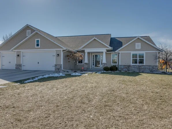N1061 Glennview Dr, Greenville, WI 54942