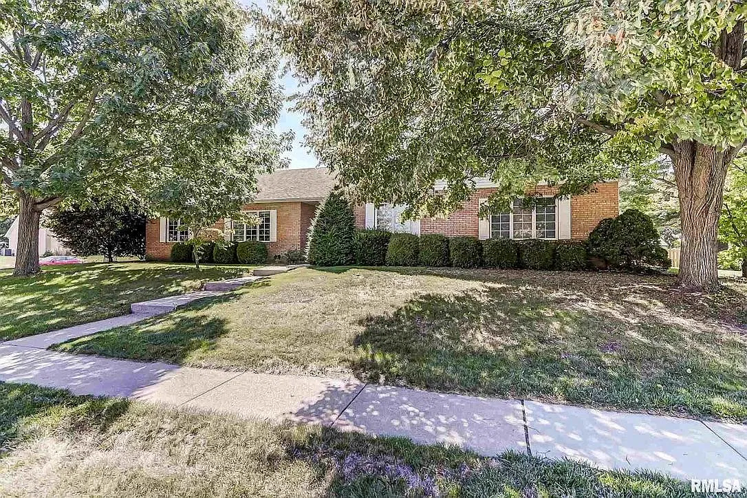 5 bed, 3.5 bath, 3449 sqft, $3,000 — Photo 2
