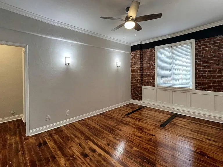 La Chandelle Apts...Charming building...Renovated Apartments Available...Hardwood Floors! — Photo 4