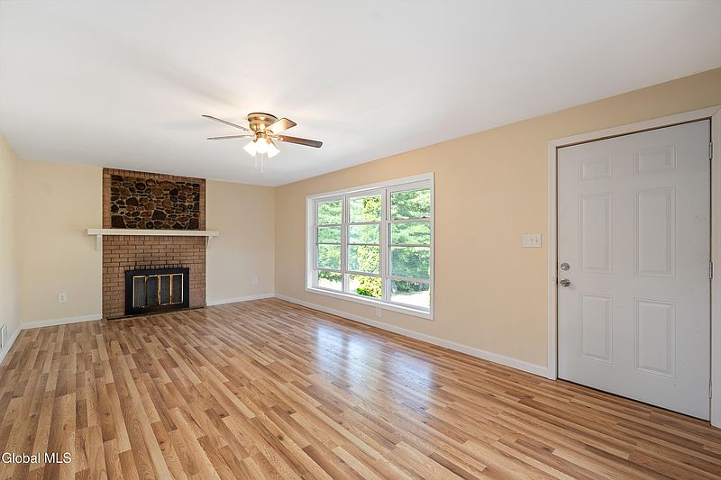 4th image of 102 Roberts Street