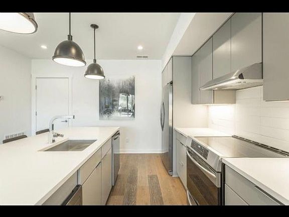 4th image of 411 Fairpoint St #401