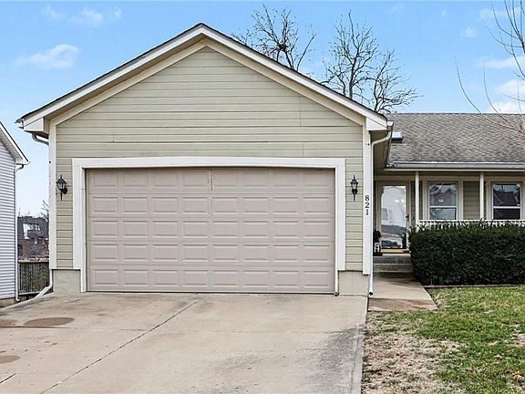 2nd image of 817-821 NE Independence Ct