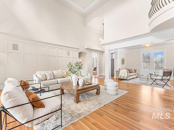 4th image of 1049 E Riversong Dr