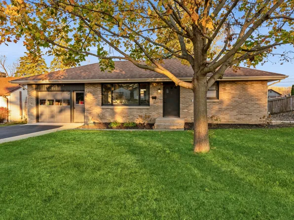 1336 N Madison St, Woodstock, IL 60098