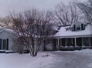 1141 Weeping Willow Ln, Libertyville, IL 60048