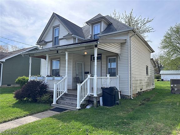 2nd image of 1605 Dewey St