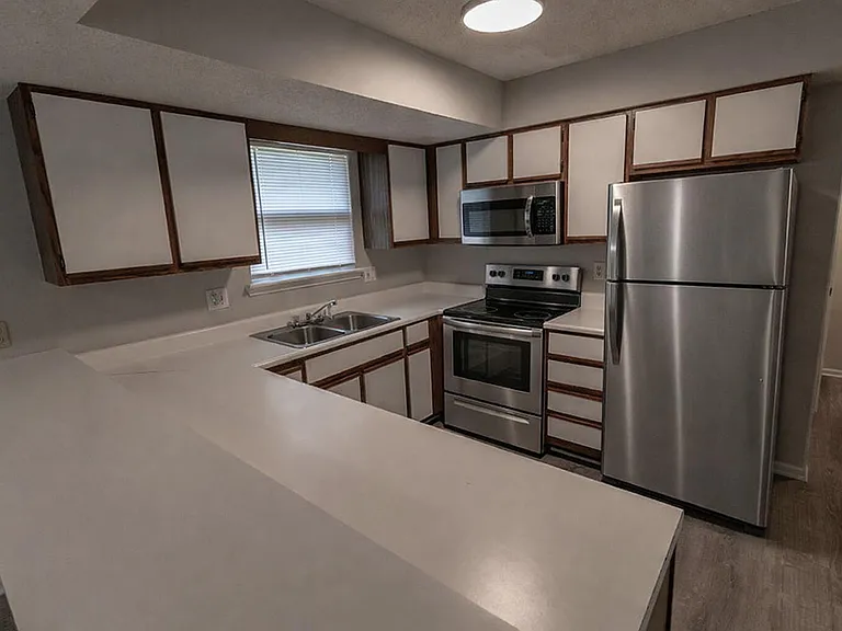 1913 Greenleaves Ct — Photo 10