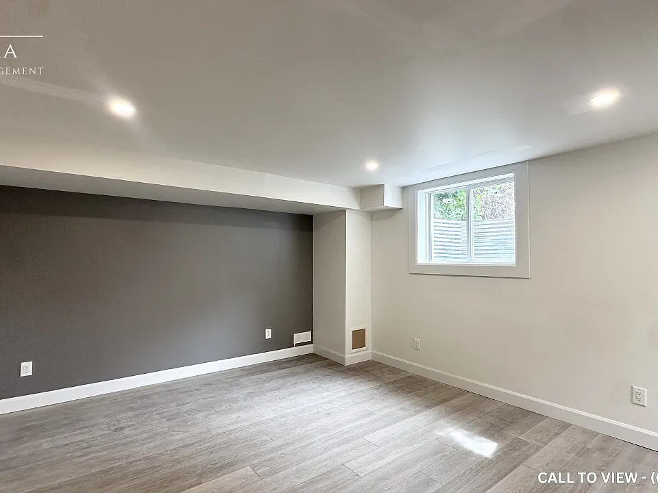 42 Wenlock Cres #2