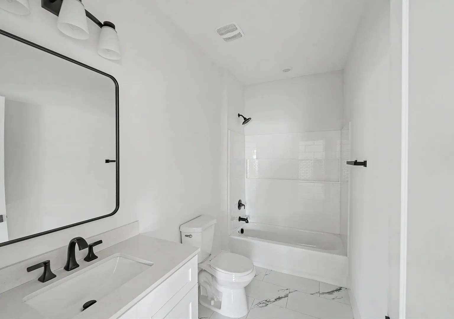 Coming Soon! Single-Level Living! Stylish 3br With Vaulted Ceilings & Modern Kitchen — Photo 4