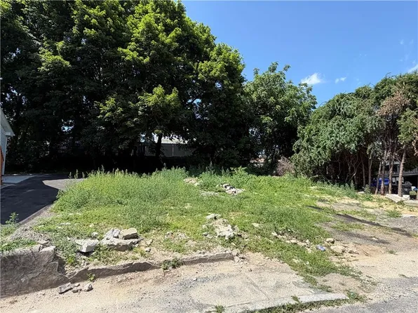 376 Hawkins St, Providence, RI 02904
