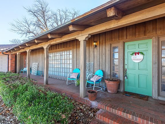 3rd image of 1806 Country Club Dr