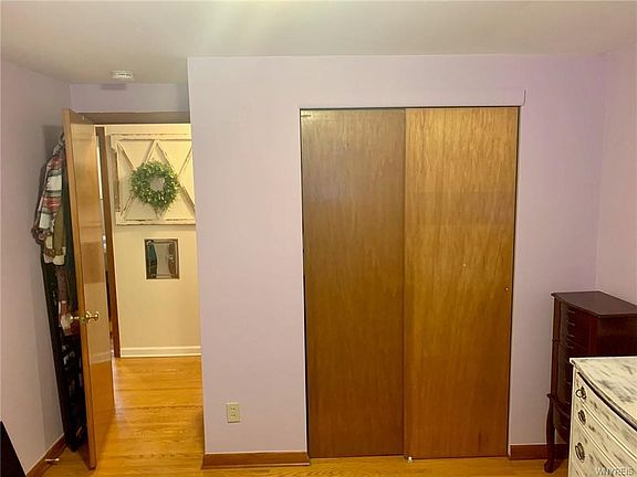 4th image of 70 E Hackett Dr W