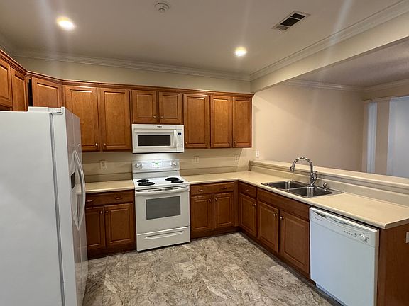 5th image of 102 Village Ln