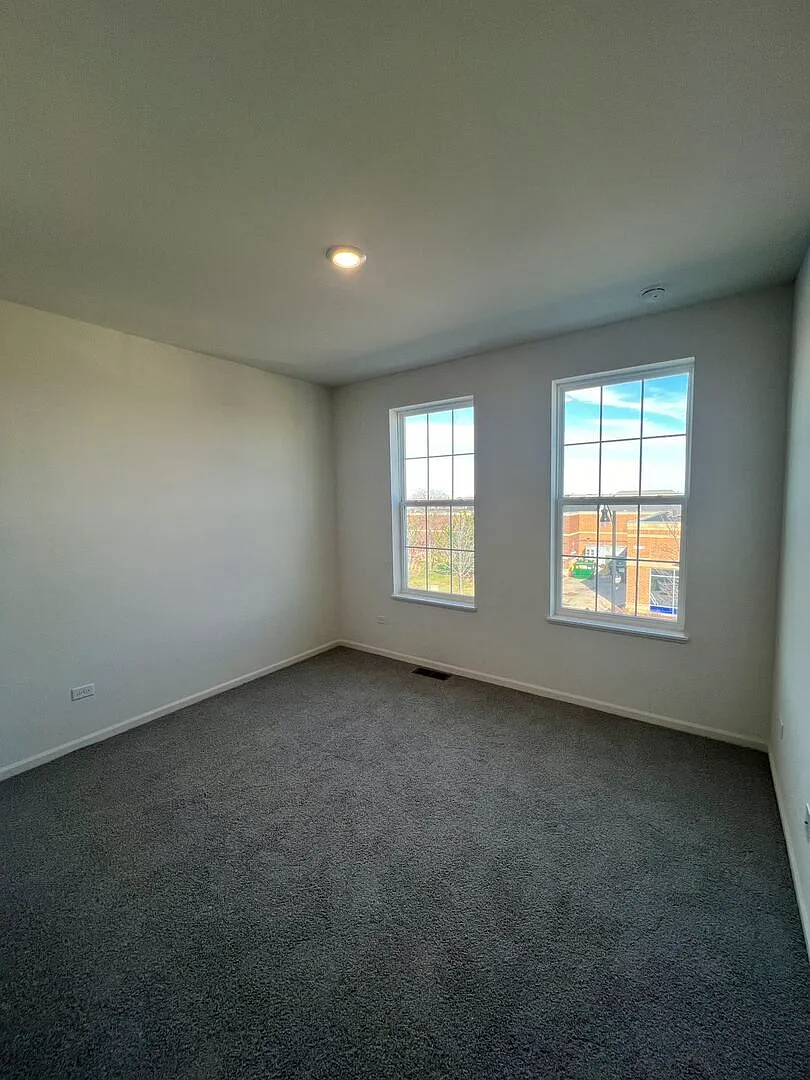3 bed, 4.0 bath, 2242 sqft, $3,750 — Photo 4