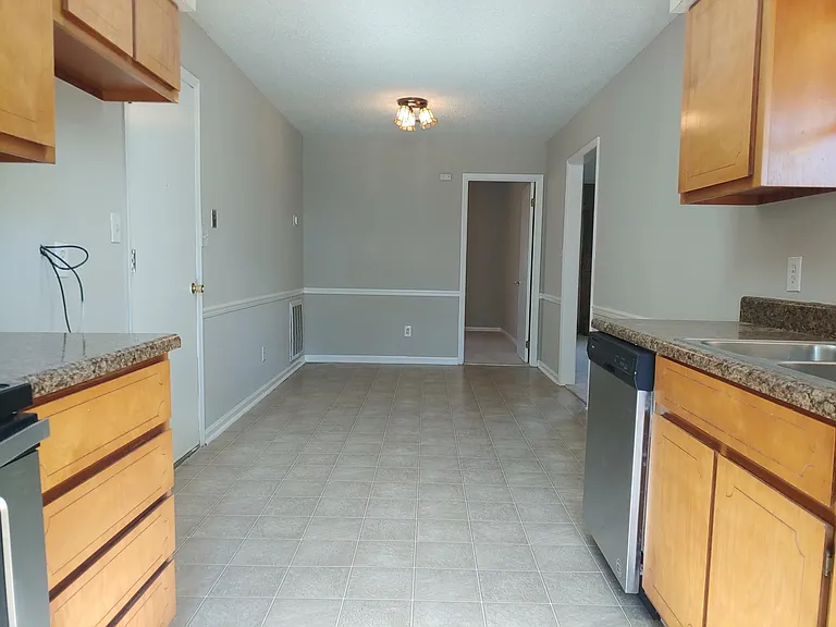 102 Pelham Dr — Photo 11