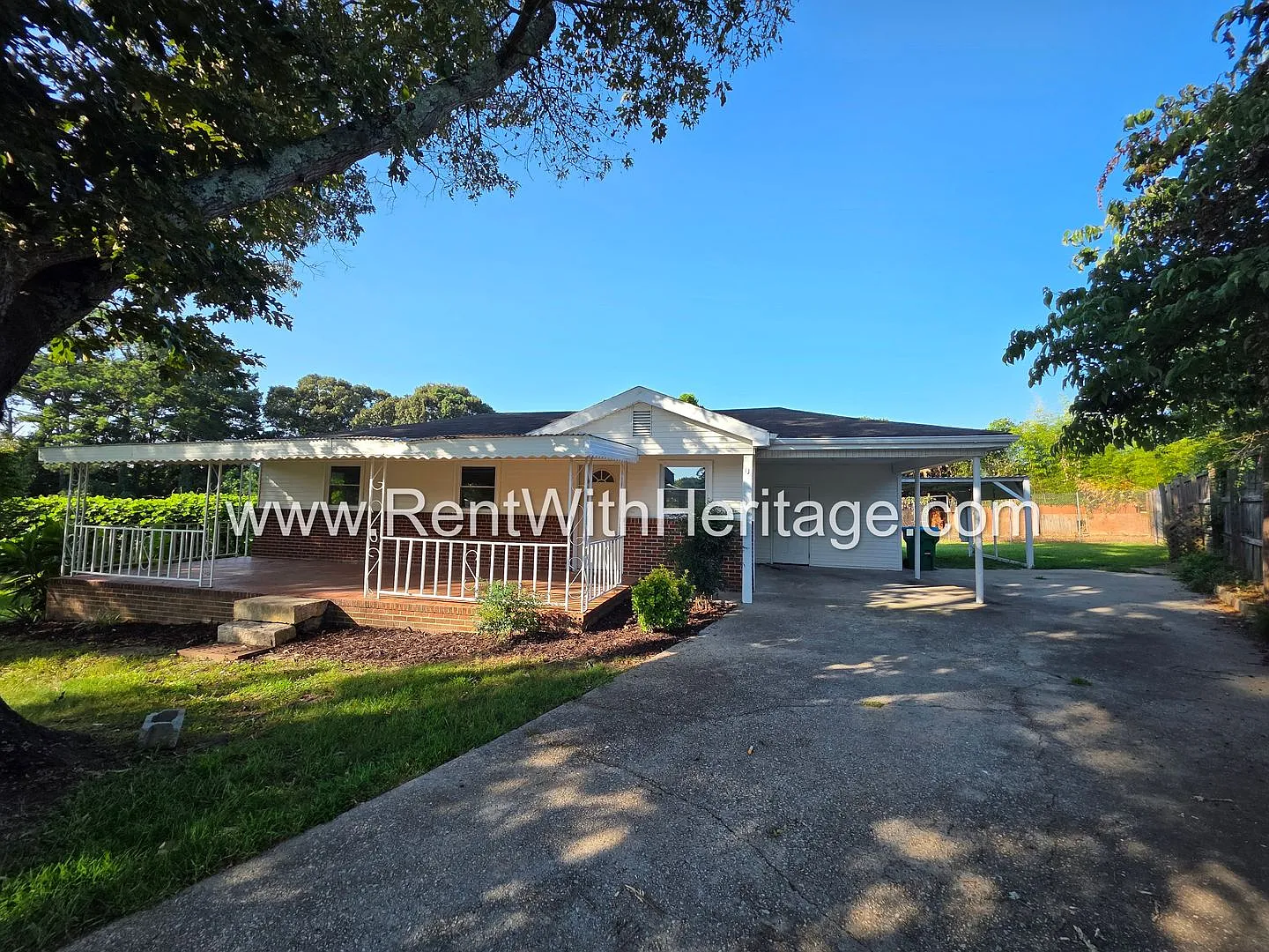 Grandpa's Bungalow /Open Floorplan / 3bd / 1 Bath / Huge Welcoming Front Porch/ Great Location — Photo 3