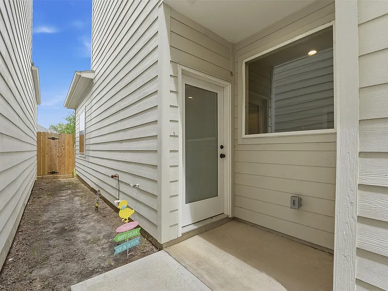 4307 Larkspur St — Photo 3