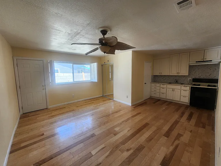 18390 Manila St — Photo 1