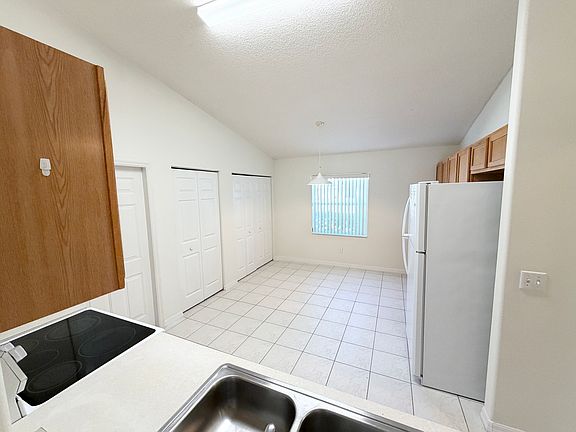 4th image of 120 Foxhall Ln