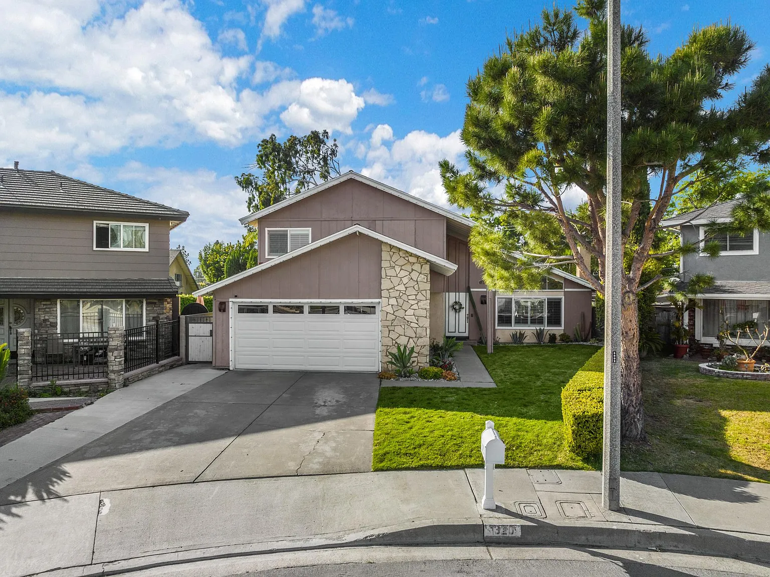 1320 N Van Gogh Cir — Photo 2