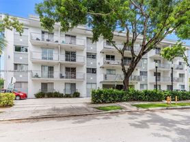 445 SW 11th St