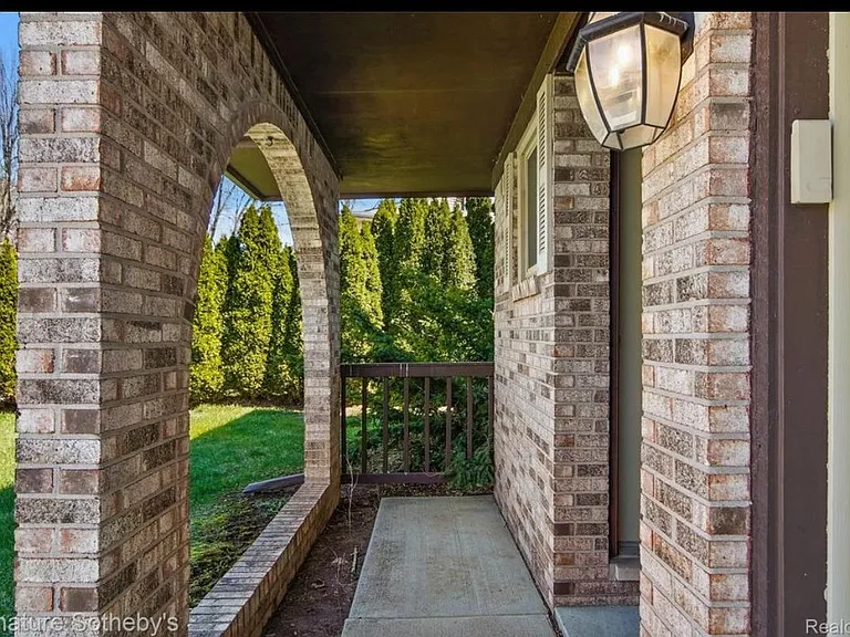 43603 Emrick Dr — Photo 2